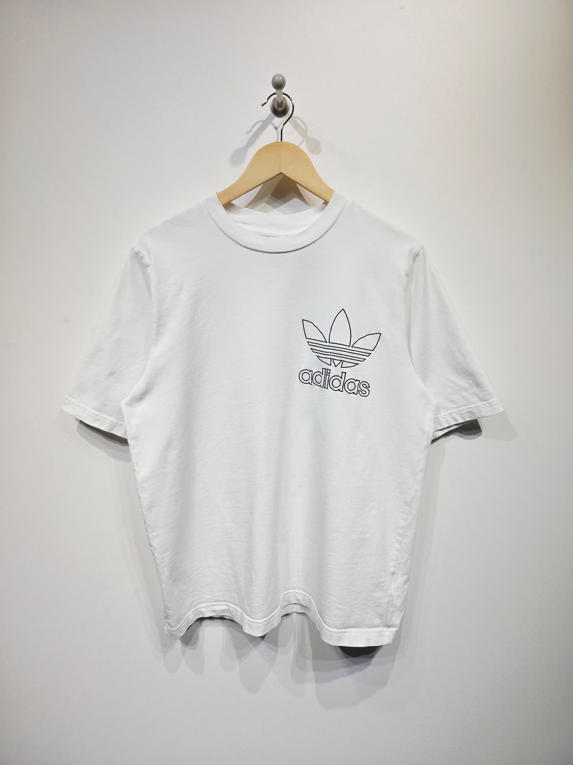아디다스 오리지널 아웃라인 로고 반팔티 화이트 상품이미지2