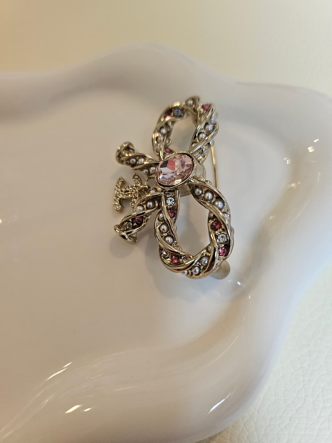 샤넬 멀티보석진주 리본 CC 브로치 업사이클링 상품이미지3