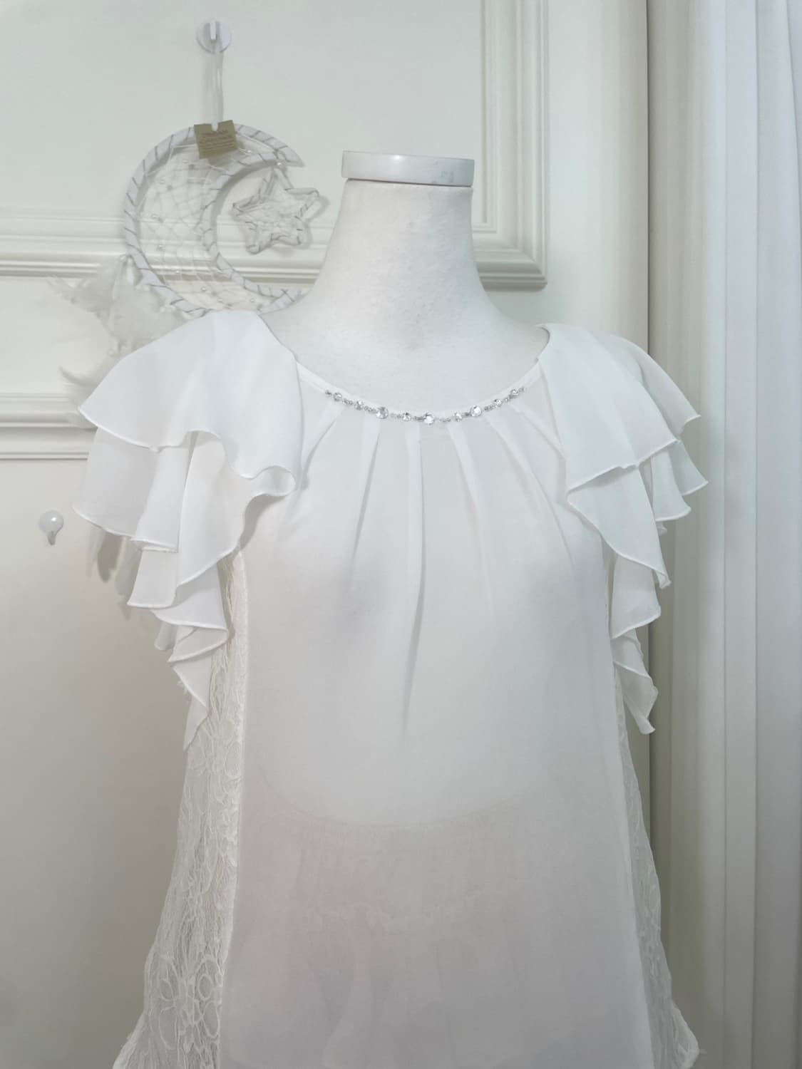 white ruffle cubic lace trim blouse 상품이미지5
