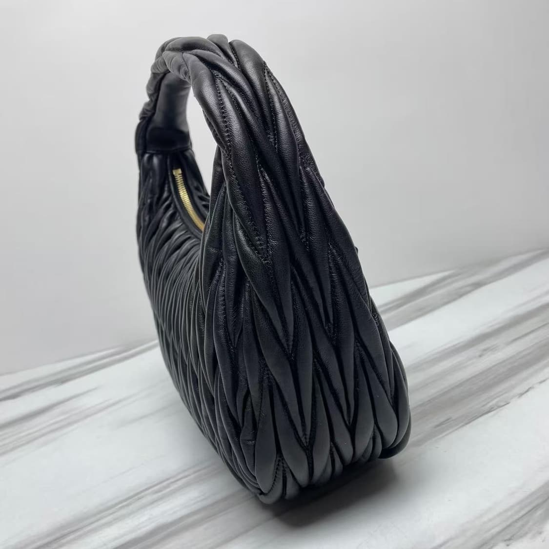 미우 미우 완더 마테라쎄 나파 레더 호보백 블랙 상품이미지1