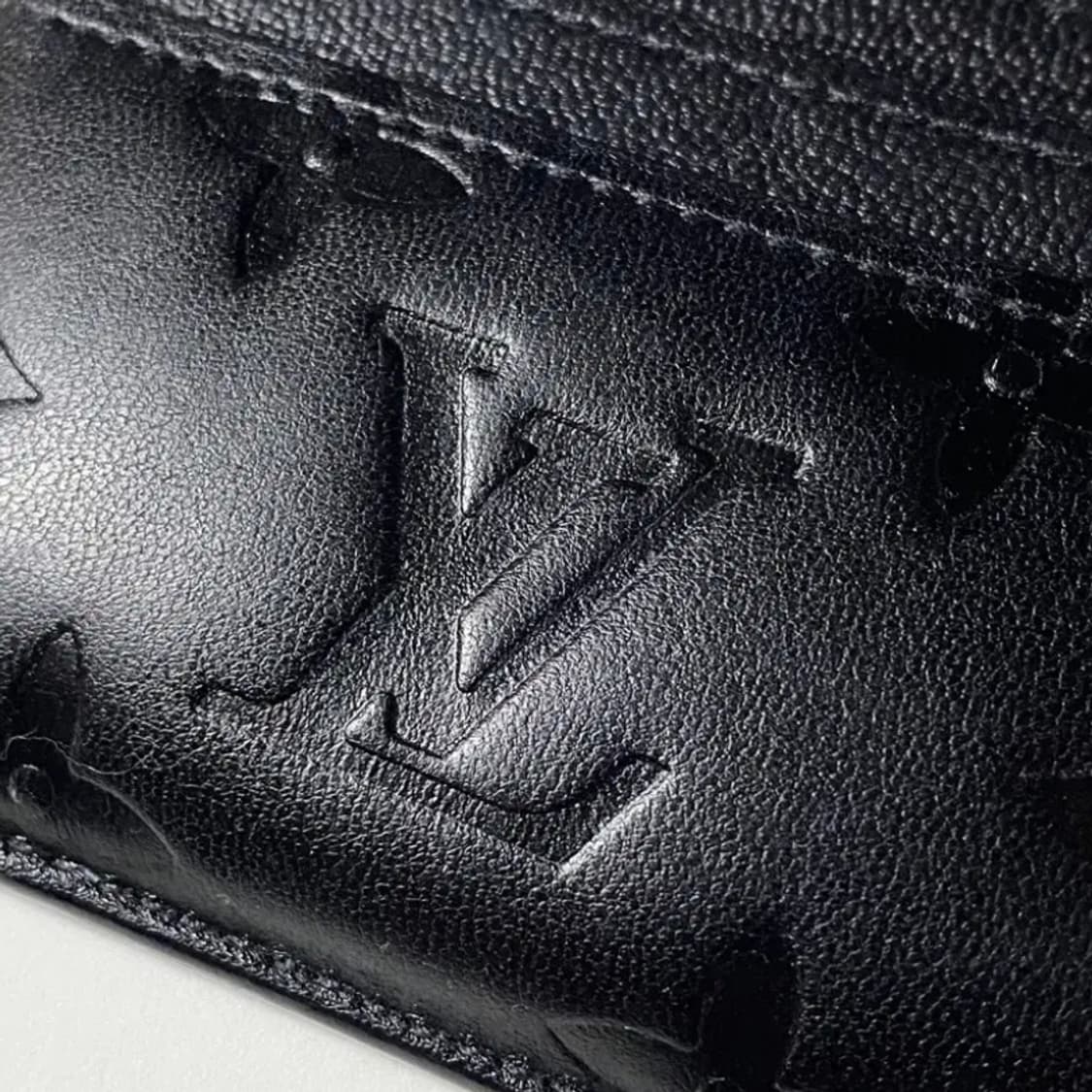 [정품] 루이비통  LV 모노그램 블랙 엠보스드 램스킨 H32 카드지갑 상품이미지2