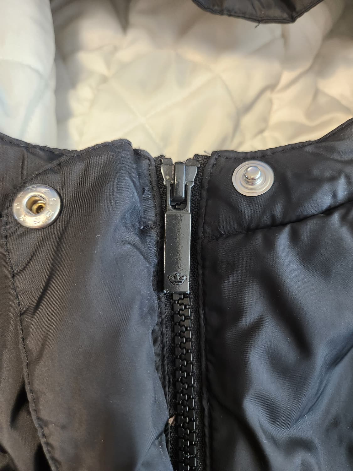 아디다스 여성 덕다운 패딩 자켓 사이즈M

외관상태는 하지오염 없이 깨끗 상품이미지4