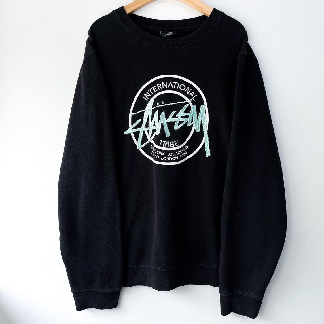 스투시 빅 스탁 인터네셔널 로고 블랙 크루넥 맨투맨 상품이미지2