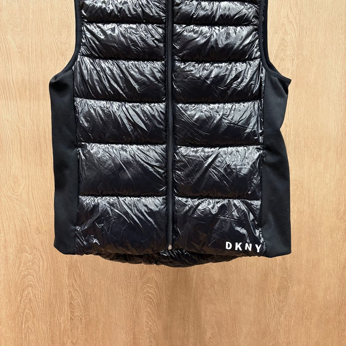 도나카란 뉴욕 하이넥 경량 패딩 베스트 하단 로고 프린트 디테일 블랙 상품이미지5