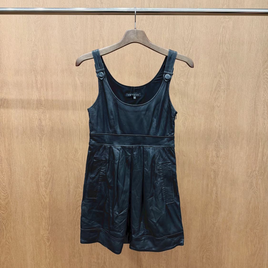 띠어리 슬리브리스 레더 미니 원피스 숄더 버튼 스트랩 디테일 블랙 상품이미지2