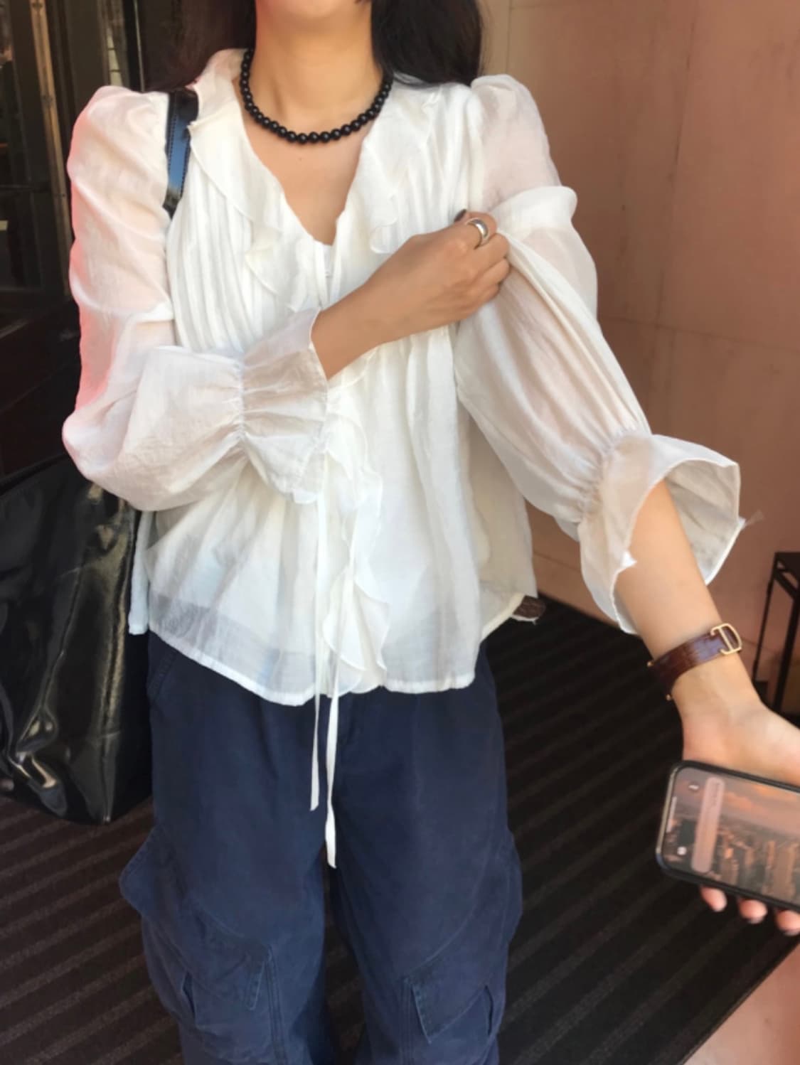 프릴 러플 셔링 화이트 블라우스 팔아요 상품이미지4
