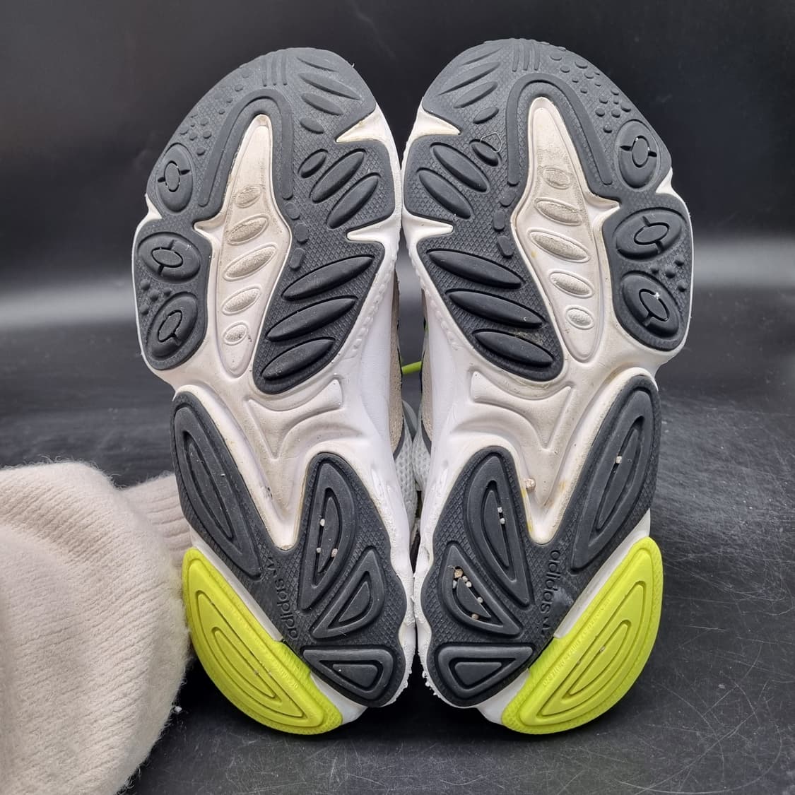 아디다스 오즈위고 흰파 운동화 230 상품이미지3