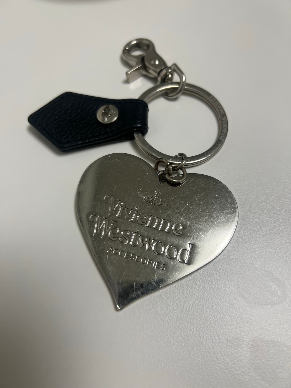 비비안 웨스트우드 블랙 하트 키링 상품이미지2