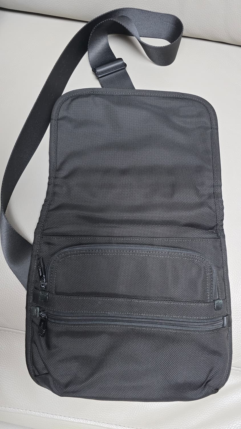 투미 크로스백 블랙 상품이미지4