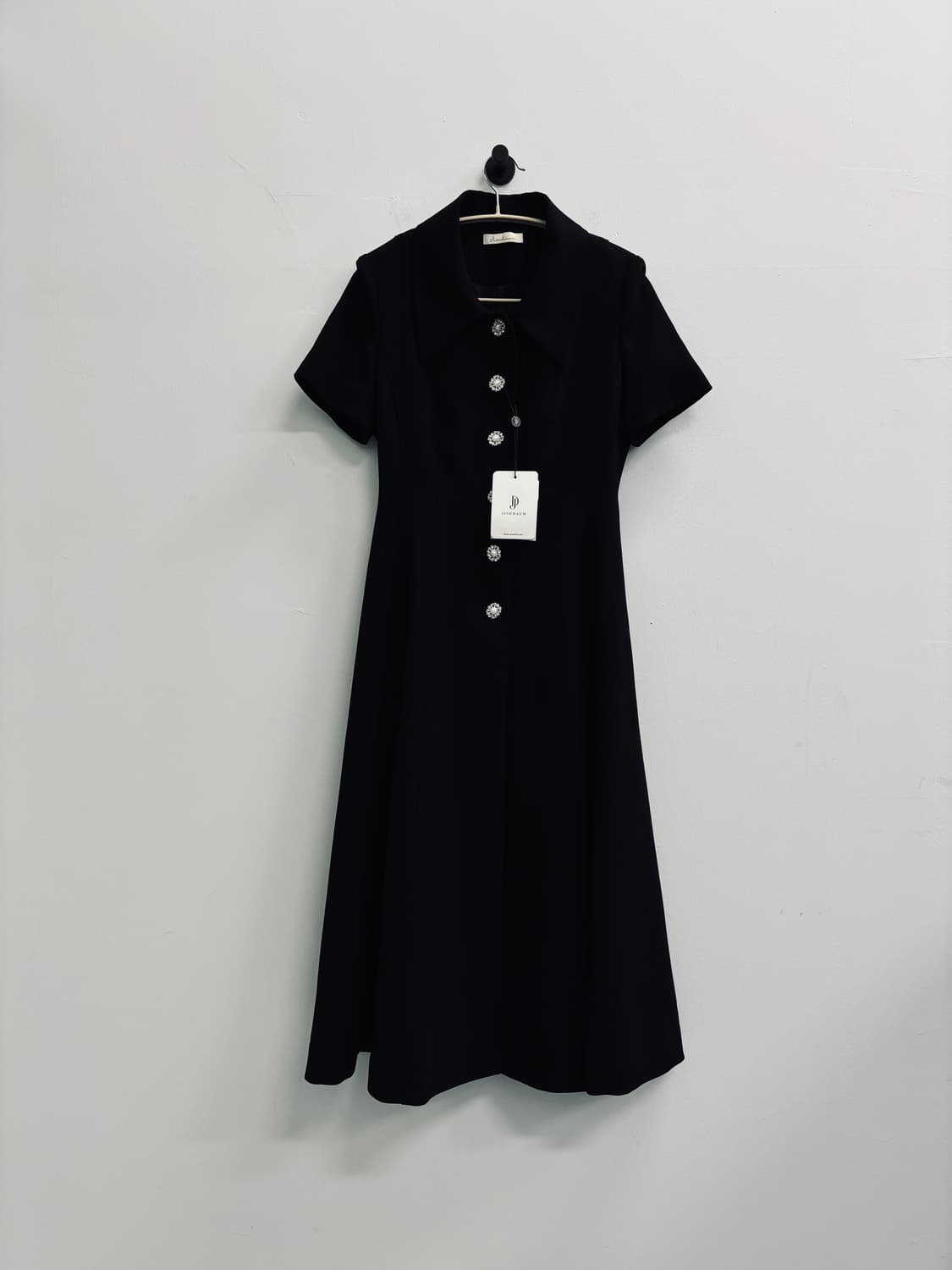 [새상품] 지수다움(JISUDAUM) 주얼리 버튼 플레어 롱 원피스 상품이미지1