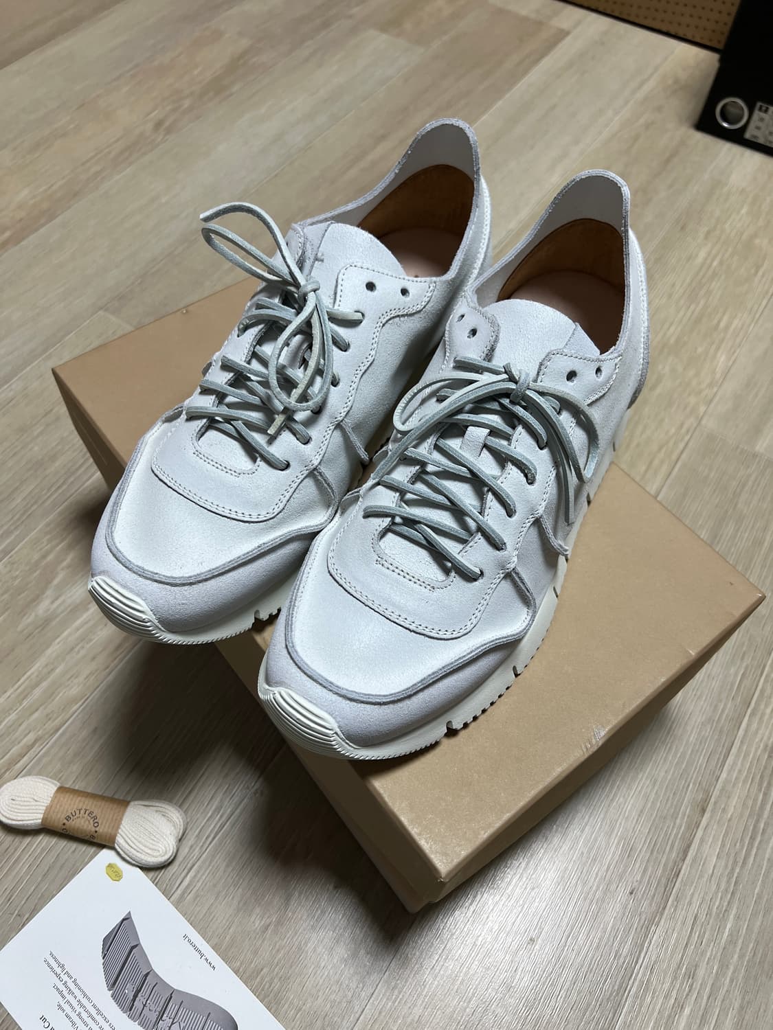 [새상품]41 부테로 카레라 크랙 화이트 스니커즈 레더 상품이미지1