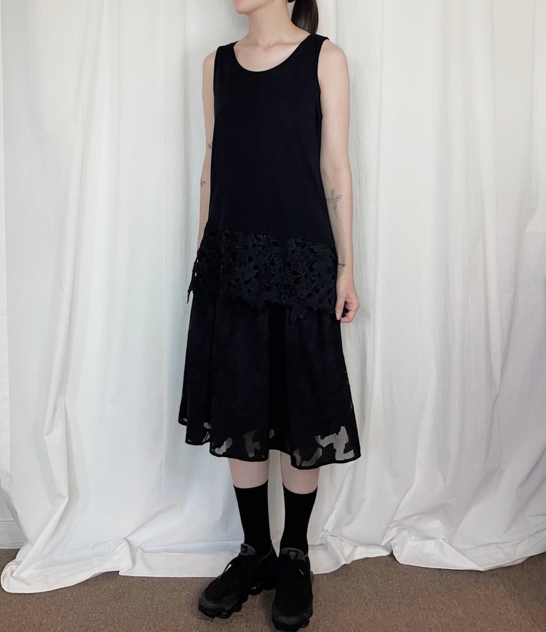 Flower Punching Hem Sleeveless - Black 상품이미지3