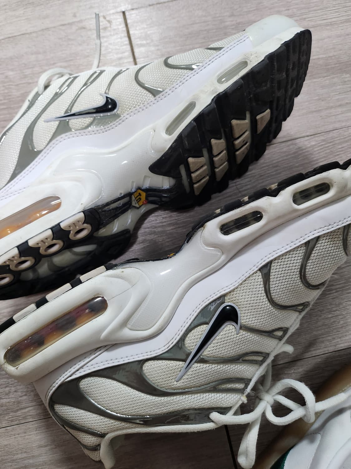 NIKE AIR MAX PLUS WHITE METALLIC SILVER
 상품이미지3