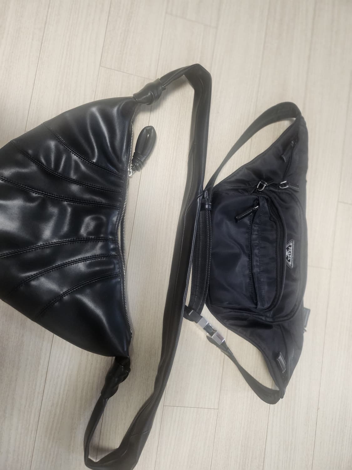 프라다 나일론 바이커백 상품이미지3