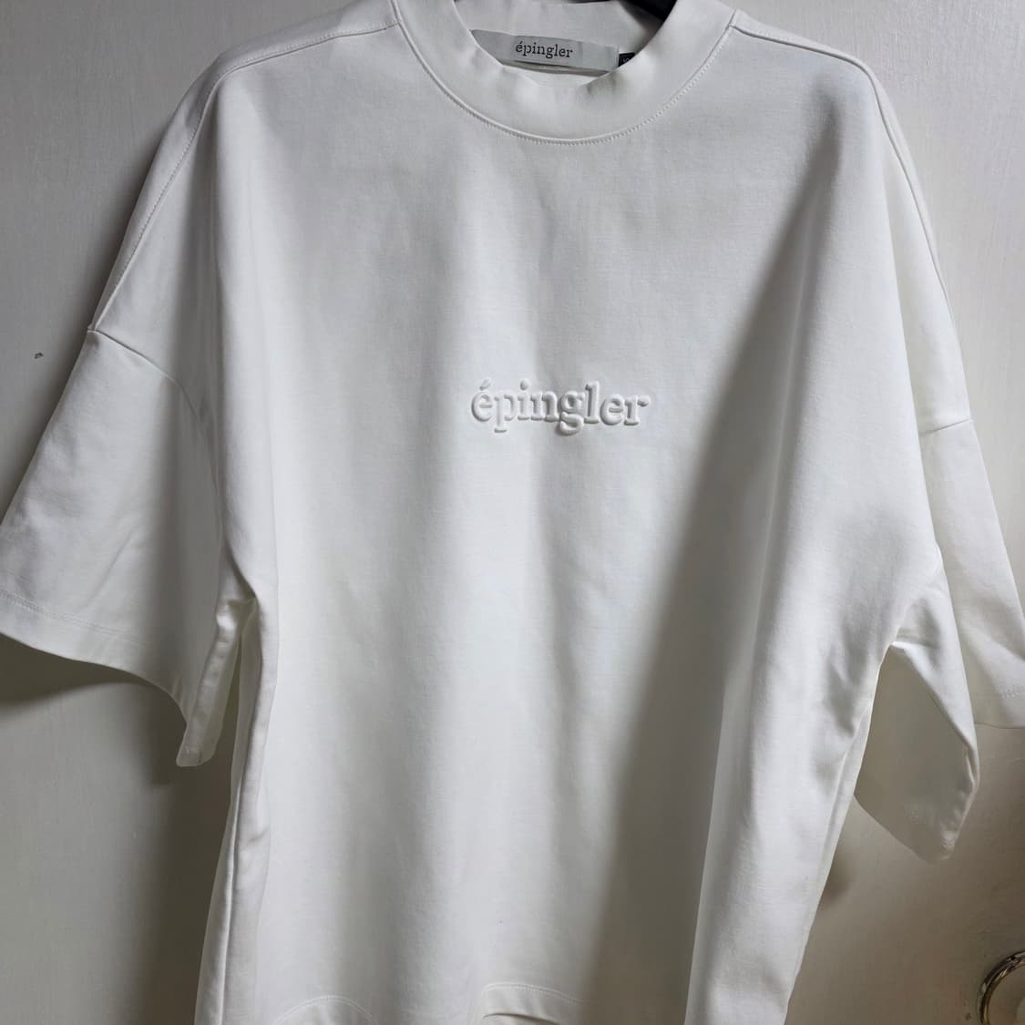 새상품) 에핑글러 엠보 반팔티 화이트  s사이즈(55-66사이즈)  상품이미지2
