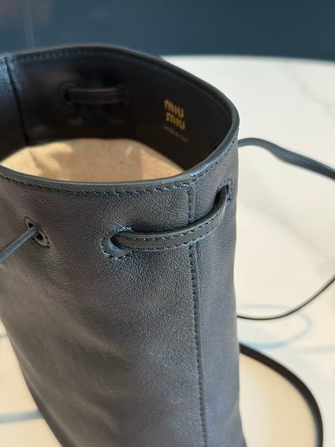 미우 미우 나파 레더 미니백 블랙 상품이미지3