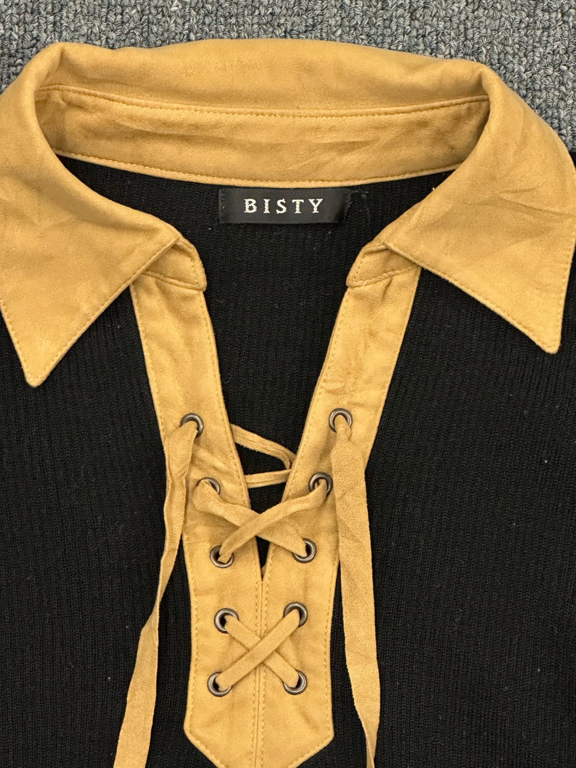 L)BISTY 빈티지 여성 블랙/베이지 배색 레이스업 카라 니트 상품이미지2