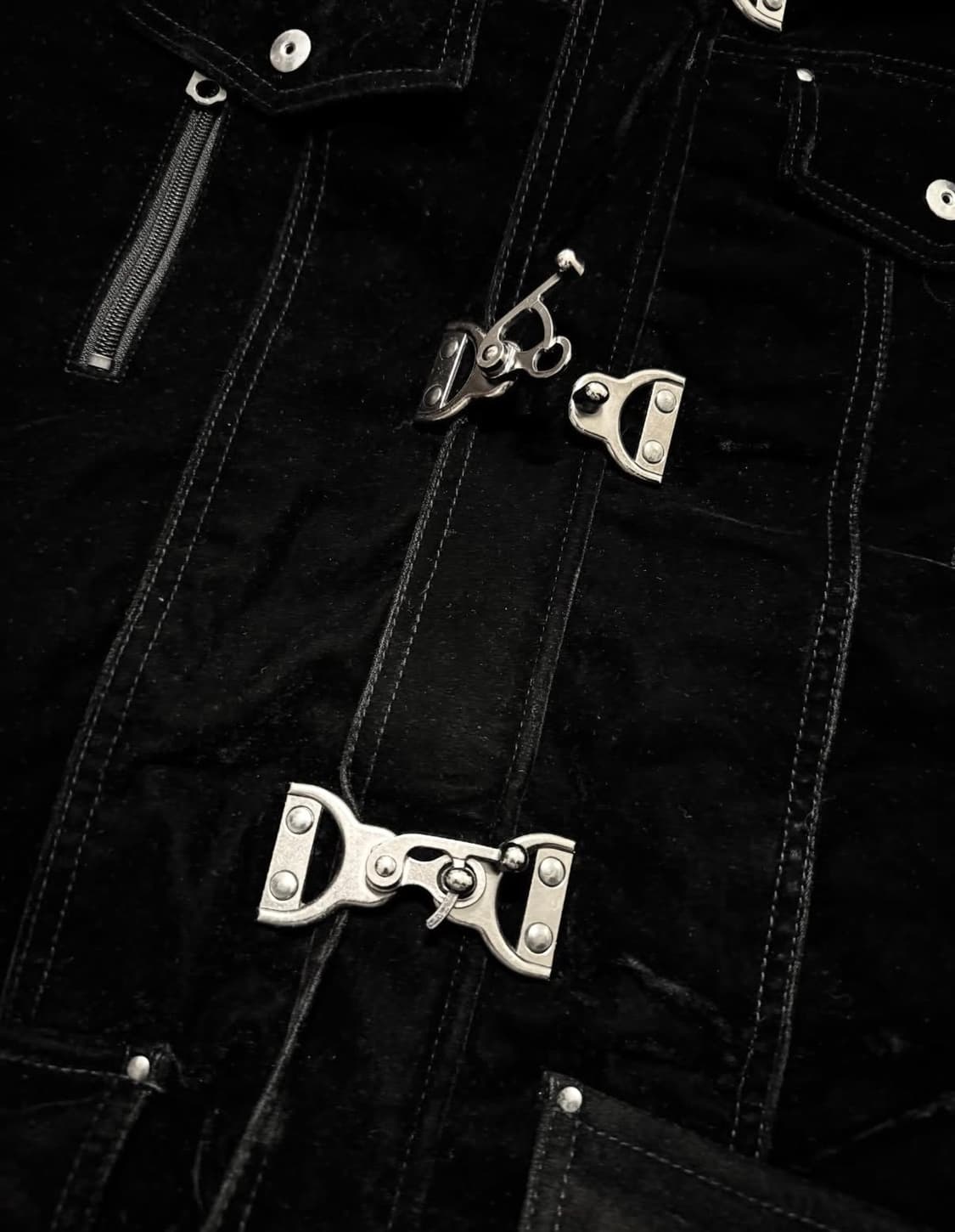 Naughty Style - 버클 벨벳 코트 상품이미지2