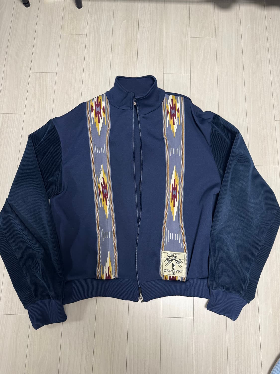 캐피탈 트랙자켓 져지 4사이즈 네이비 색상 판매합니다. 상품이미지1