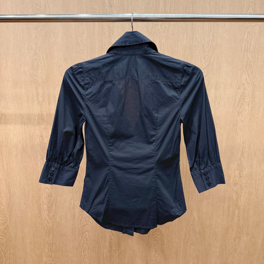 아르마니 익스체인지 딥브이넥 버튼 셔츠 블라우스 7부 소매 블랙 상품이미지3