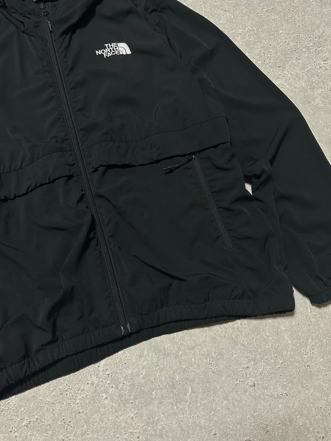 노스페이스 스몰로고 경량 블랙 바람막이 상품이미지4