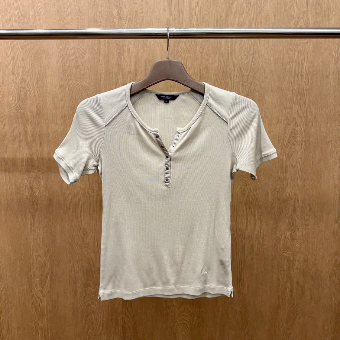 버버리 런던 반팔 티셔츠 골지 버튼 로고 디테일 슬림핏 베이지 상품이미지2