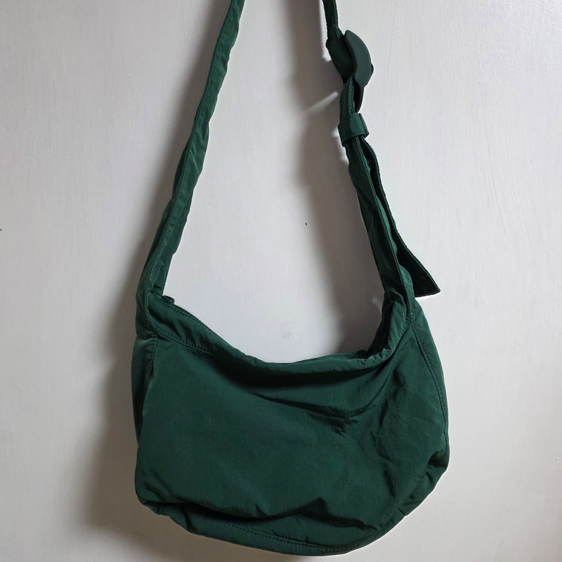 새상품) cos 나일론 크로스바디 새들백 그린 상품이미지5