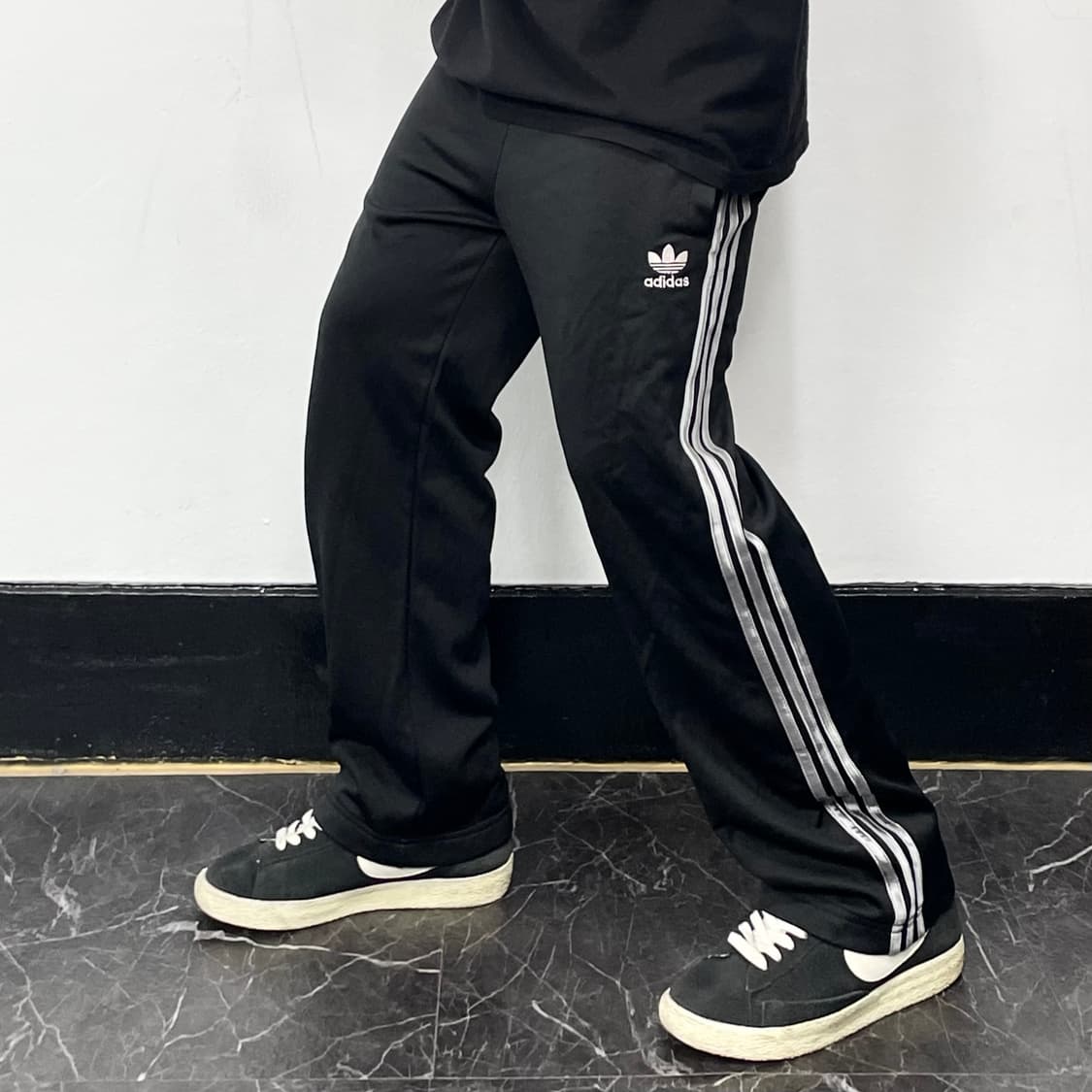 아디다스 블랙 삼선 미니멀 트랙팬츠 상품이미지1