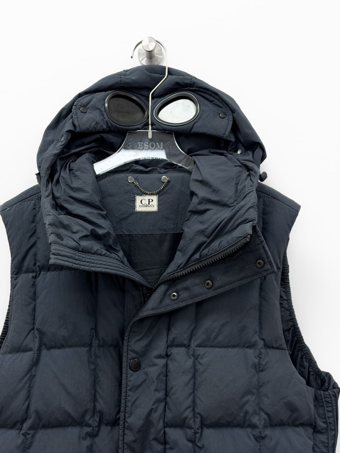 CP컴퍼니 고글 후드 다운 베스트 상품이미지2