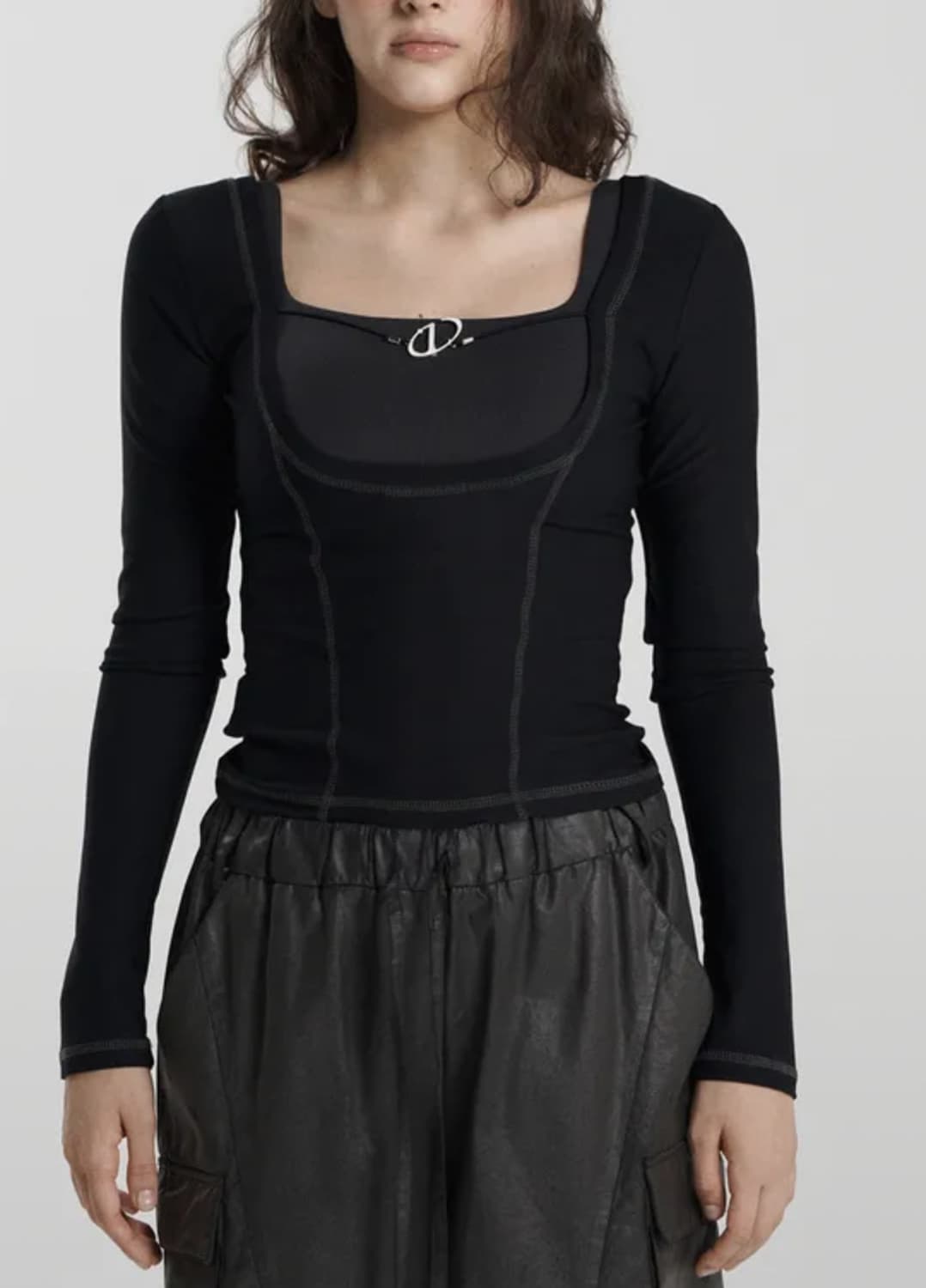 BLACK 2WAY DEEP U-NECK SYMBOL TOP 상품이미지1