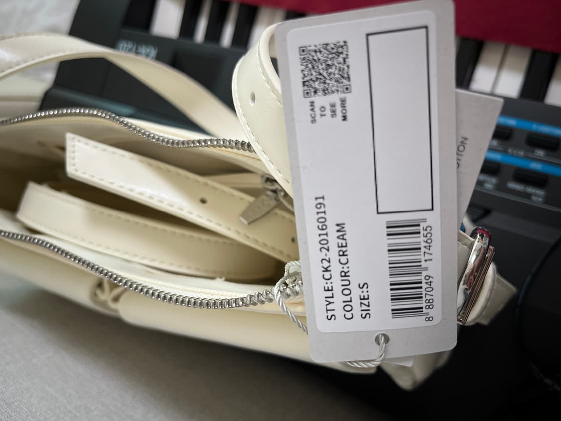 [찰스앤키스] 한소희 레이첼 이롱게이티드 포켓 체인백 크림색 상품이미지4