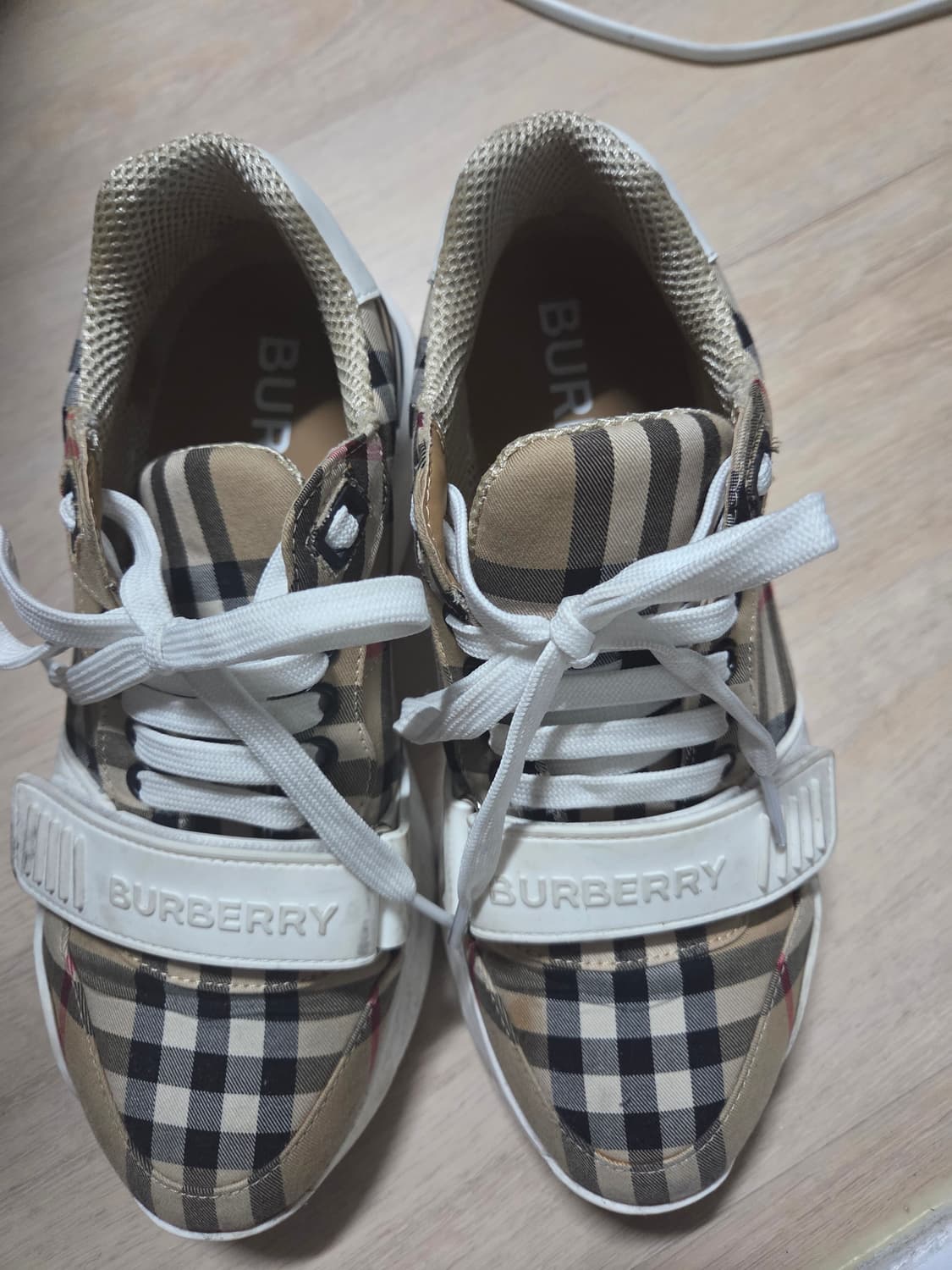 버버리 스니커즈 255 상품이미지1