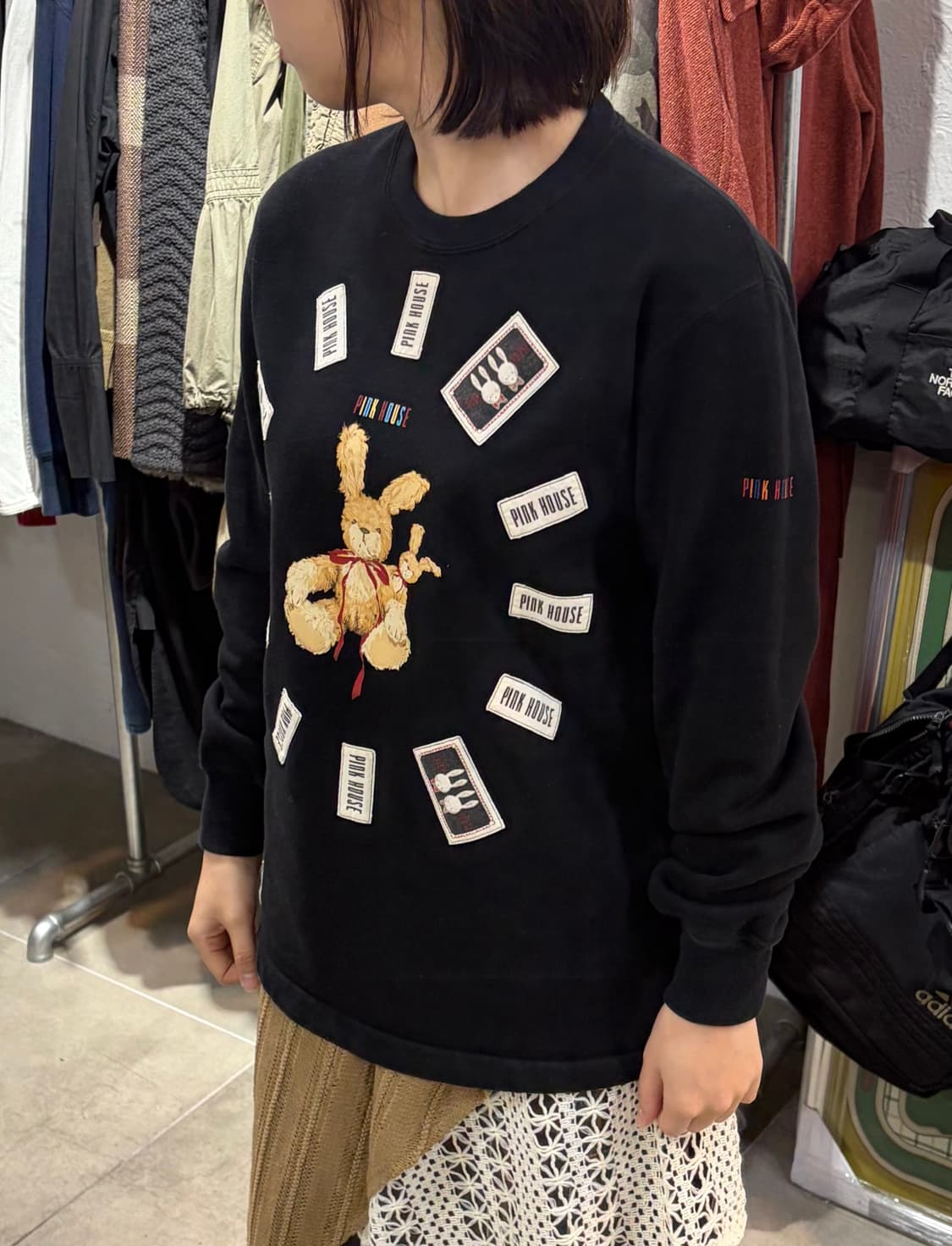 핑크 하우스 로고 패치 프린팅 맨투맨 상품이미지1