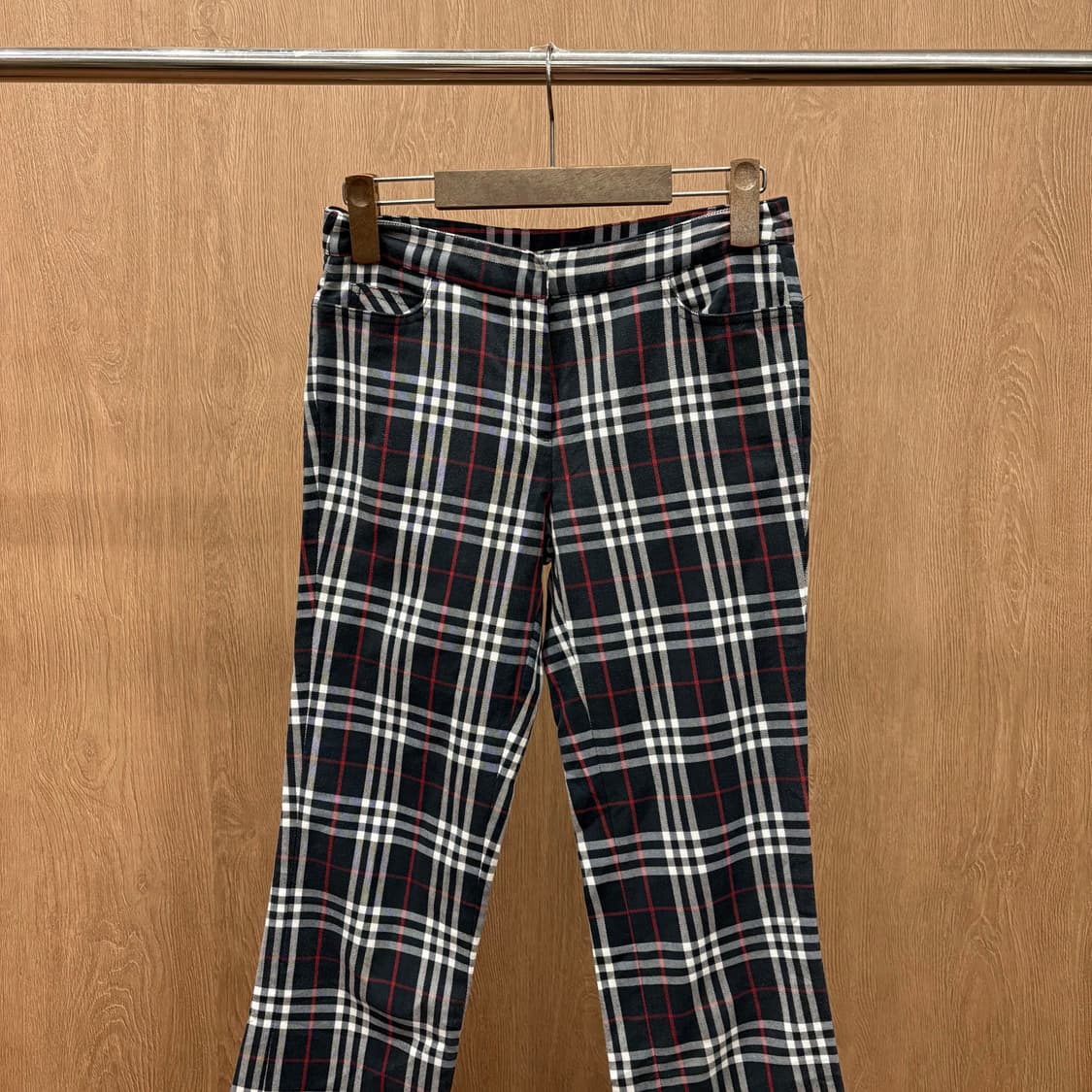 버버리 런던 노바 체크 스트레이트 팬츠 플랩 포켓 백 포켓 디테일 블랙 상품이미지4