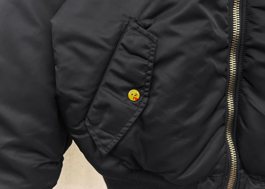 베트멍 알파인더스트리 백로고 이모지 봄버 상품이미지4