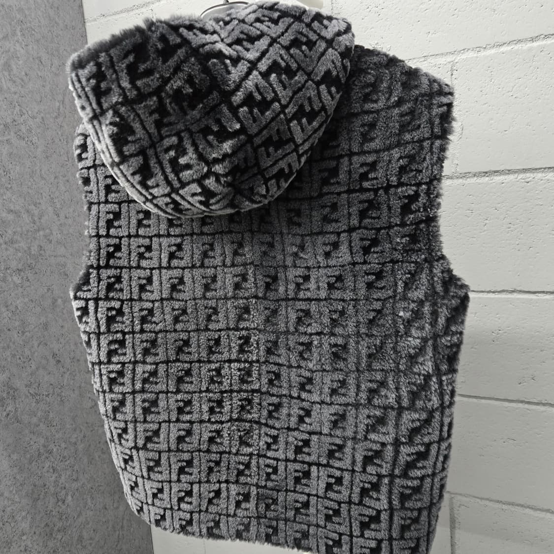 펜디 FF 모노그램 모피 양가죽 리버서블 양면 후드 조끼 52 상품이미지4