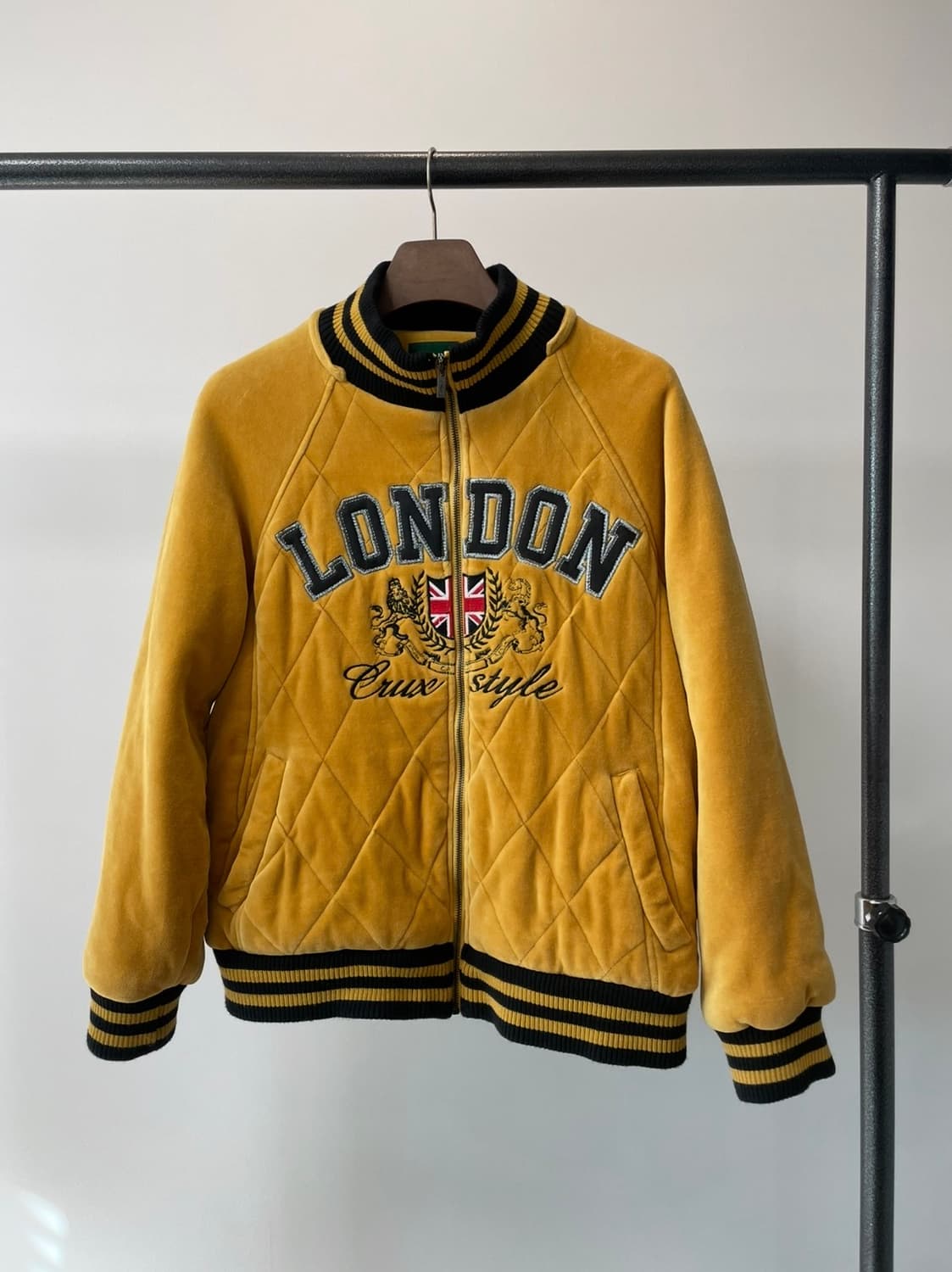 (100) crux 크럭스 런던 타이포 옐로우 자켓 상품이미지1