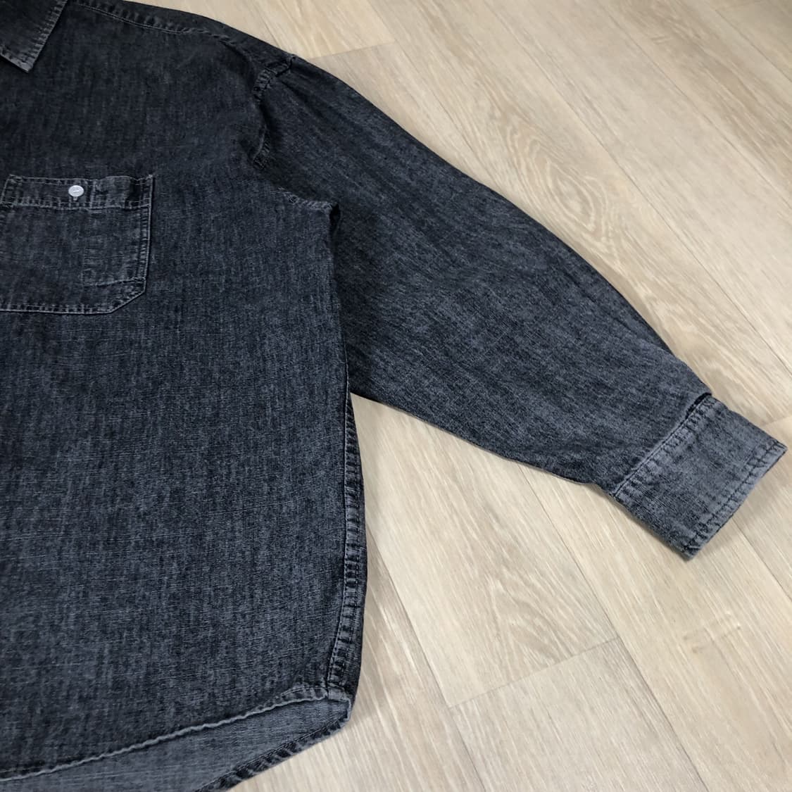 (L) 파르티멘토 PARTIMENTO 오버사이즈 스톤 워싱 데님셔츠 블랙 상품이미지3