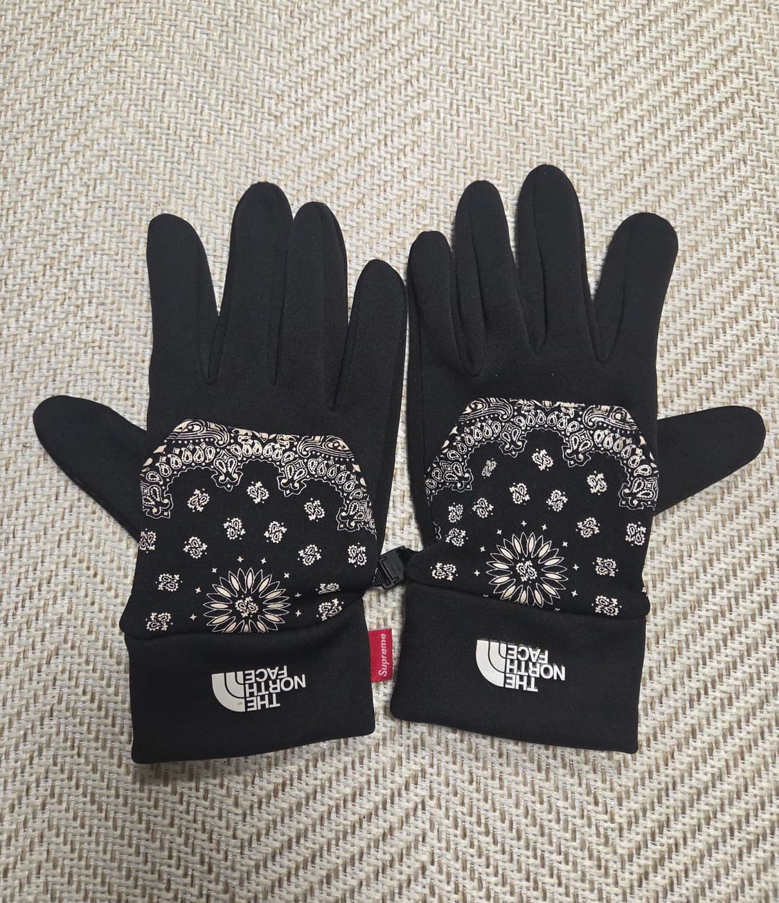 슈프림 X 노스페이스 장갑 상품이미지1