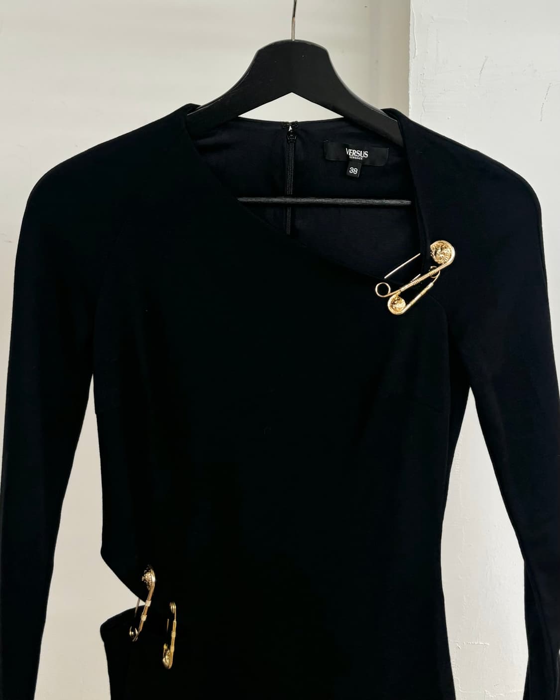 베르사체 블랙 세이프티 핀 드레스 상품이미지2