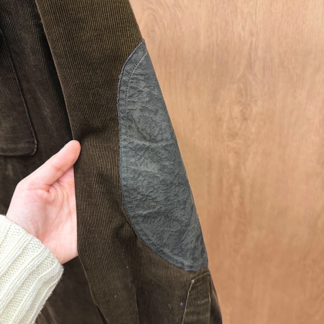 버버리 코듀로이 셔츠 배색 엘보 패치 디테일 레귤러핏 다크 브라운 상품이미지6