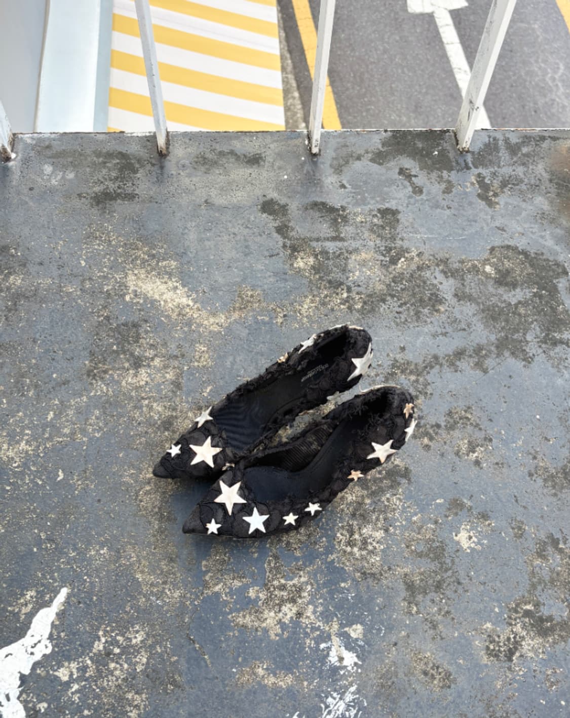 돌체 앤 가바나 런웨이 블랙 스타 패치 펌프스 상품이미지1