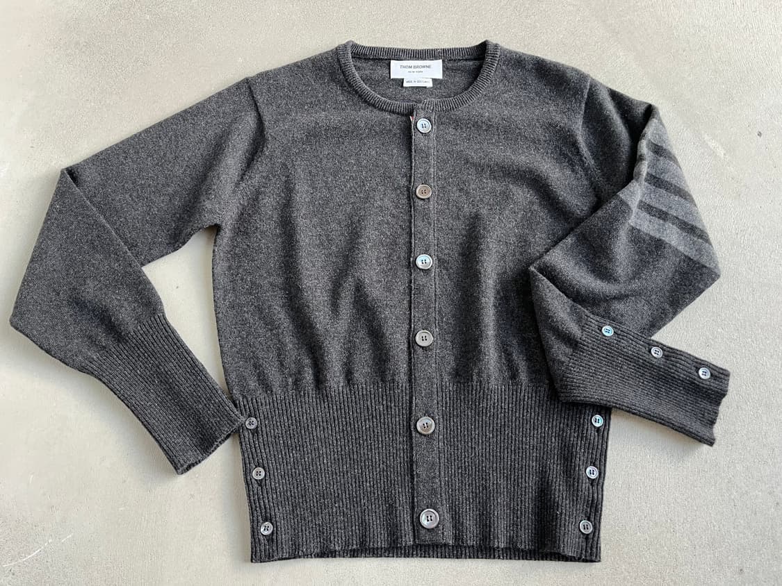 새상품) 톰브라운 캐시미어 클래식 크루넥 4-바 카디건 상품이미지1