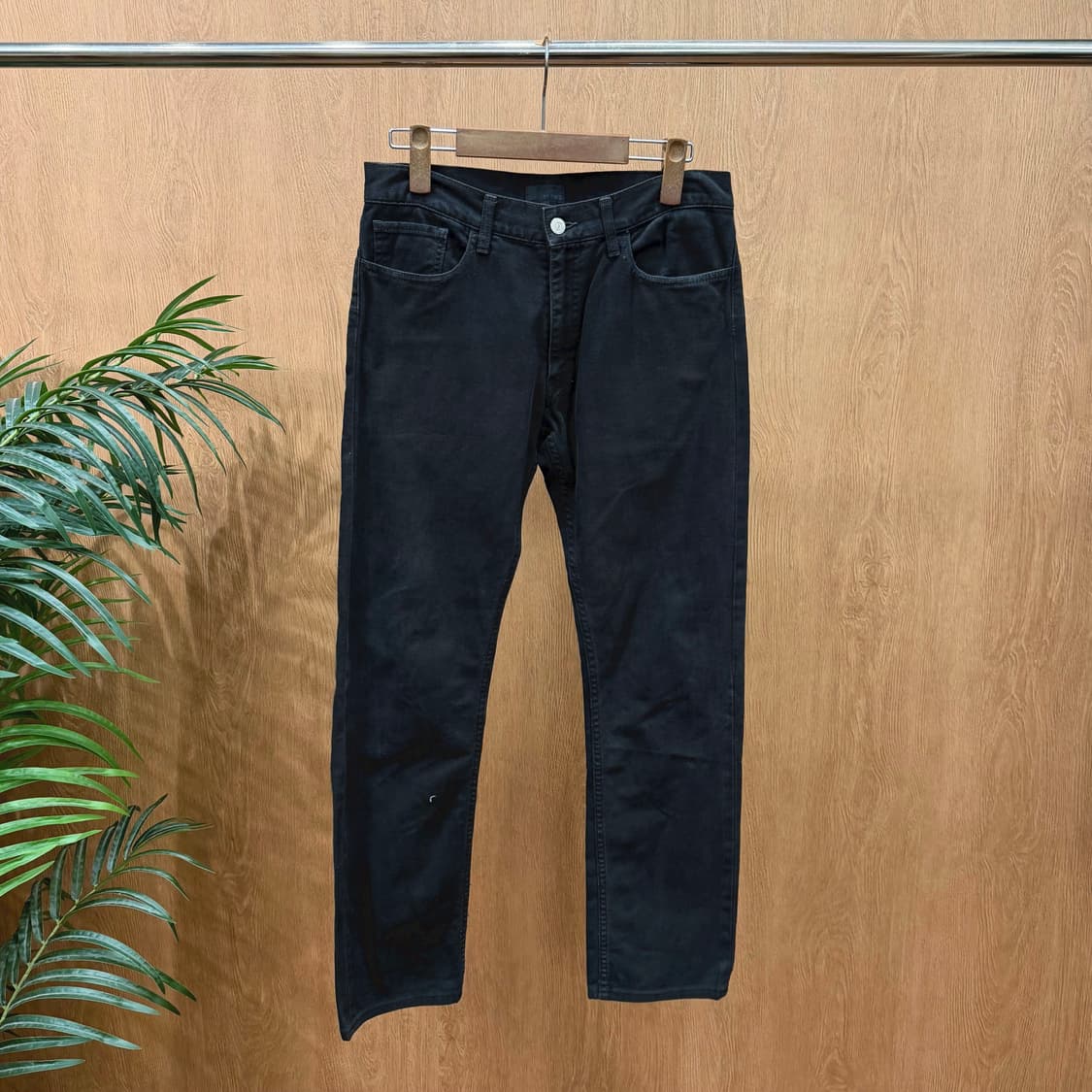 빔즈 데님 팬츠 후면 더블 포켓 실버 버튼 디테일 스트레이트 핏 블랙 상품이미지1