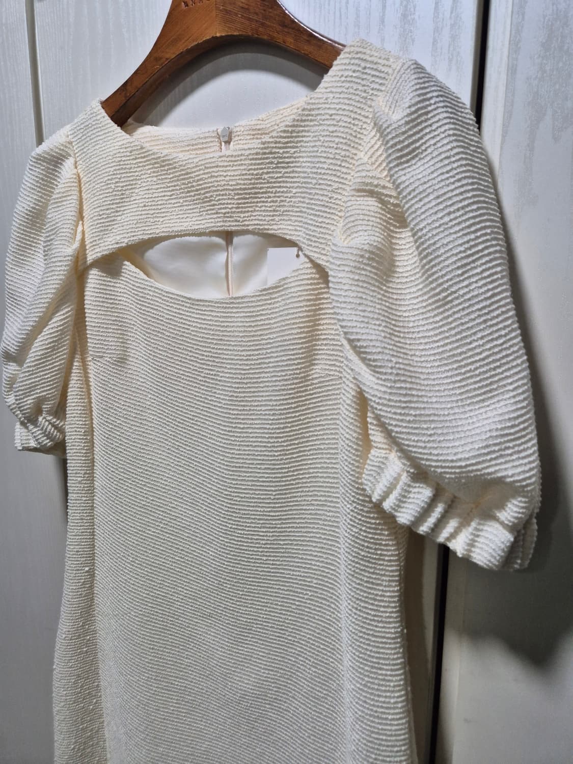 (타임세일)(새상품)OUTSHELL 아이보리 퍼프 반팔 원피스 상품이미지4