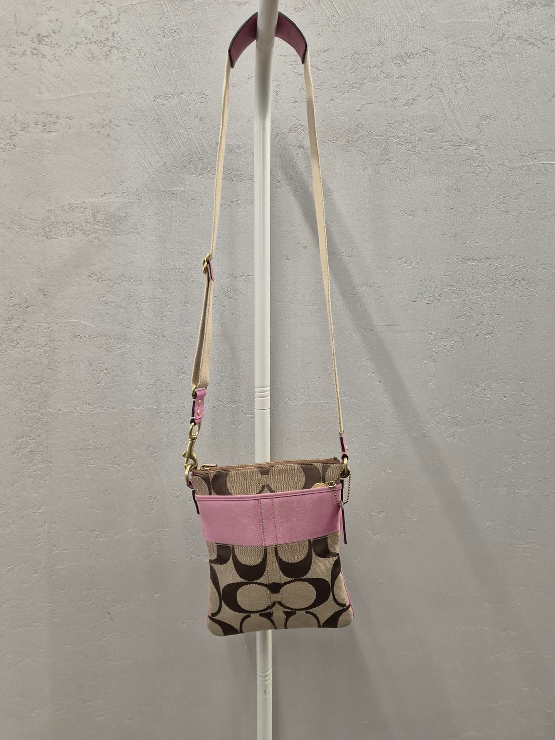 코치 시그니처 핑크 크로스백 상품이미지10