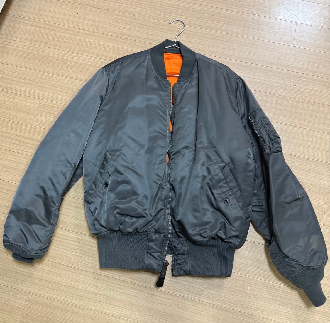 알파인더스트리 MA-1 항공점퍼 건메탈 색상입니다. 상품이미지1