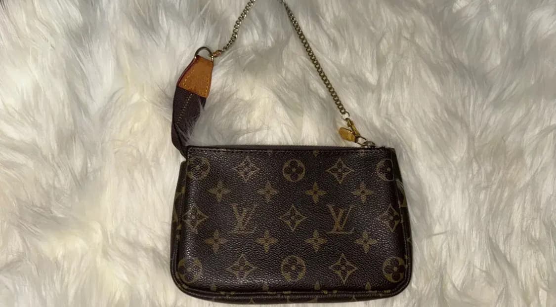 루이비통 악세수아 미니 모노그램 파우치 상품이미지1