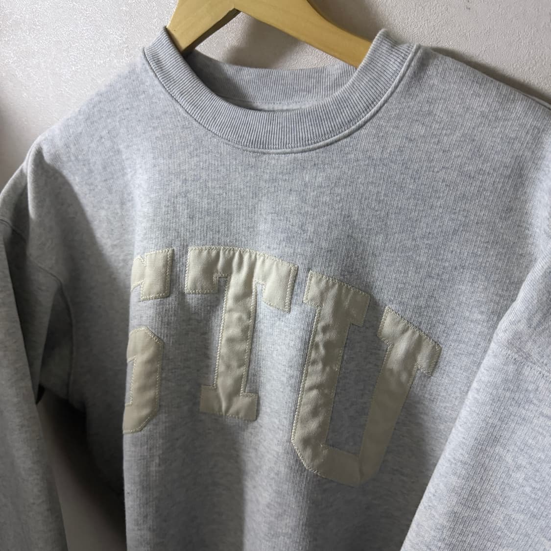 스투시 스투 아플리케 크루넥 118577 S(오버핏 77) 상품이미지2