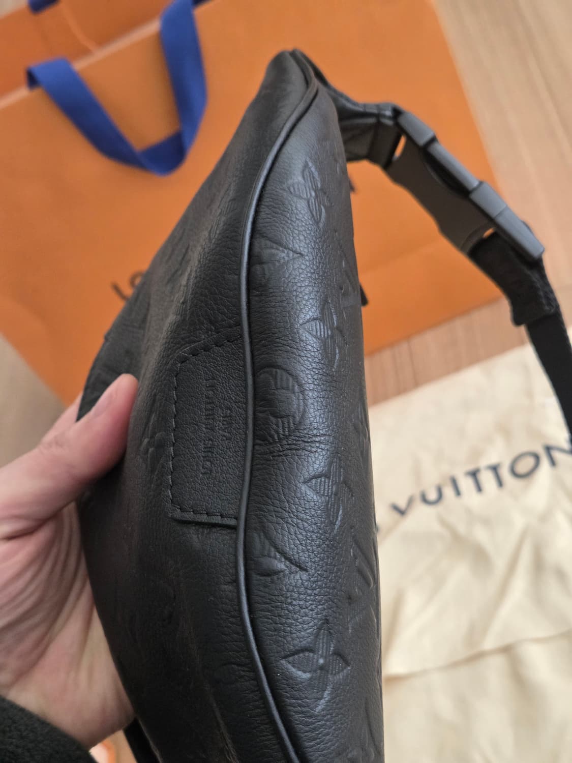 루이비통 디스커버리 레더 범백 섀도우 블랙 m46036 상품이미지5